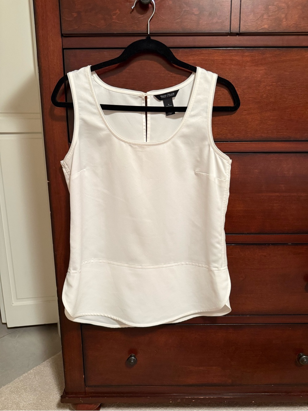 White House Black Market White Sleeveless Scoop Neck Shell
